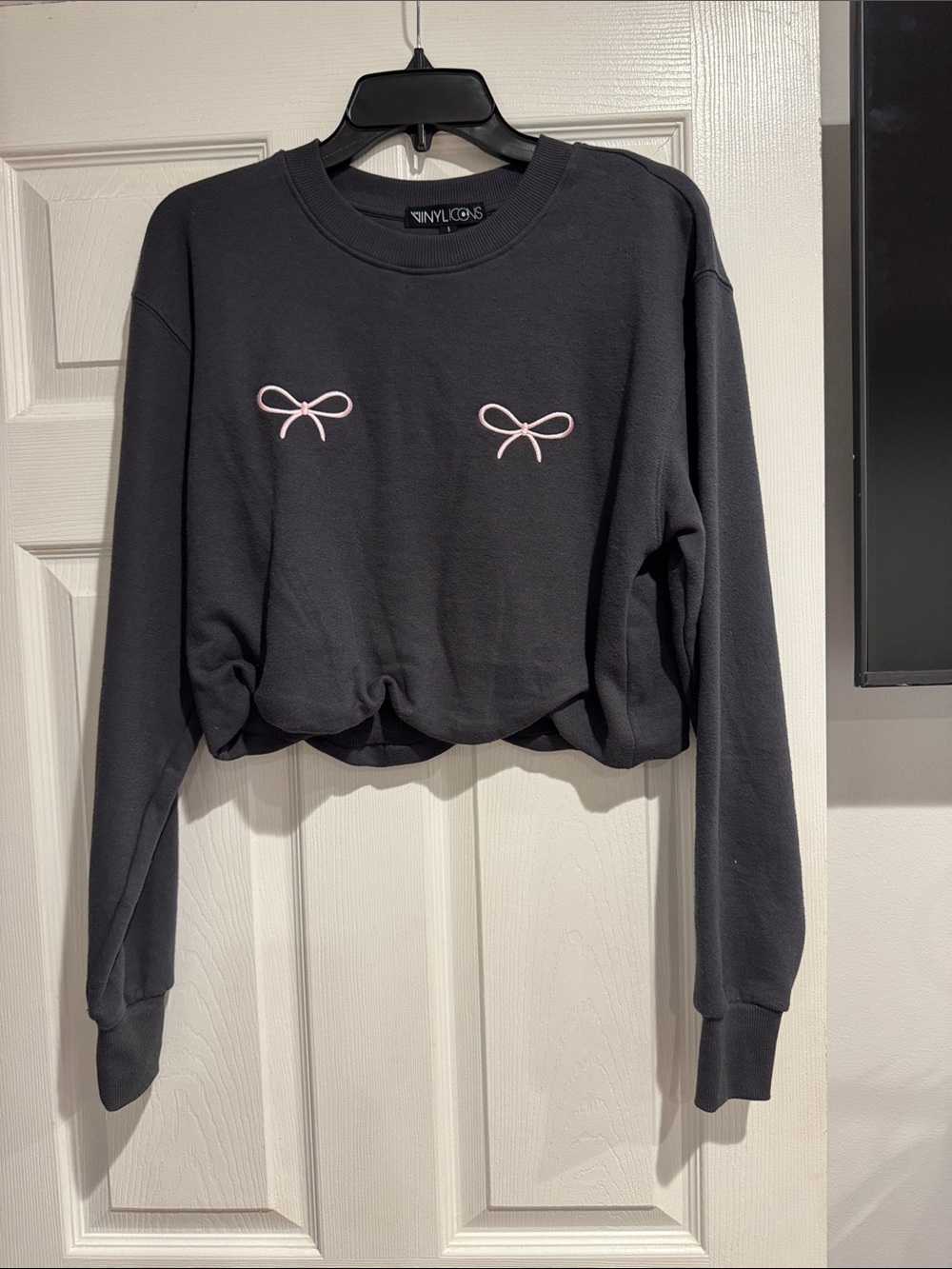 The vinyl  iconsCropped Black Sweatshirt with Pink Bow Embroidery size s